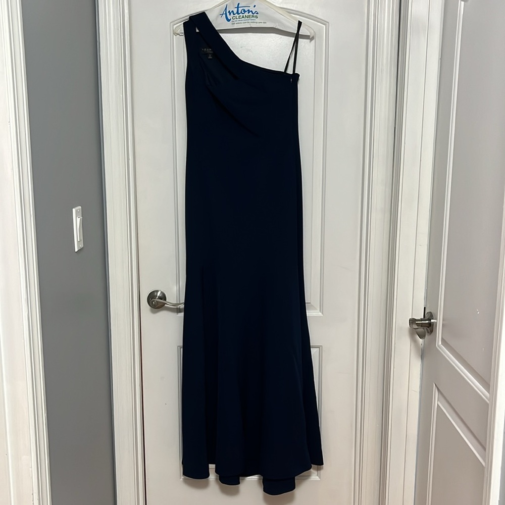 Laundry by Shelli Segal gown 💙